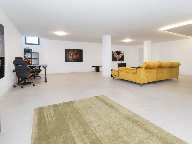 Luxurious apartment located in the coveted enclave of Artola Alta, just a few minutes from the beach and Puerto de Cabopino. The main attraction of this home is its privileged location in a luxury complex with a gym and outdoor pool, indoor pool, children