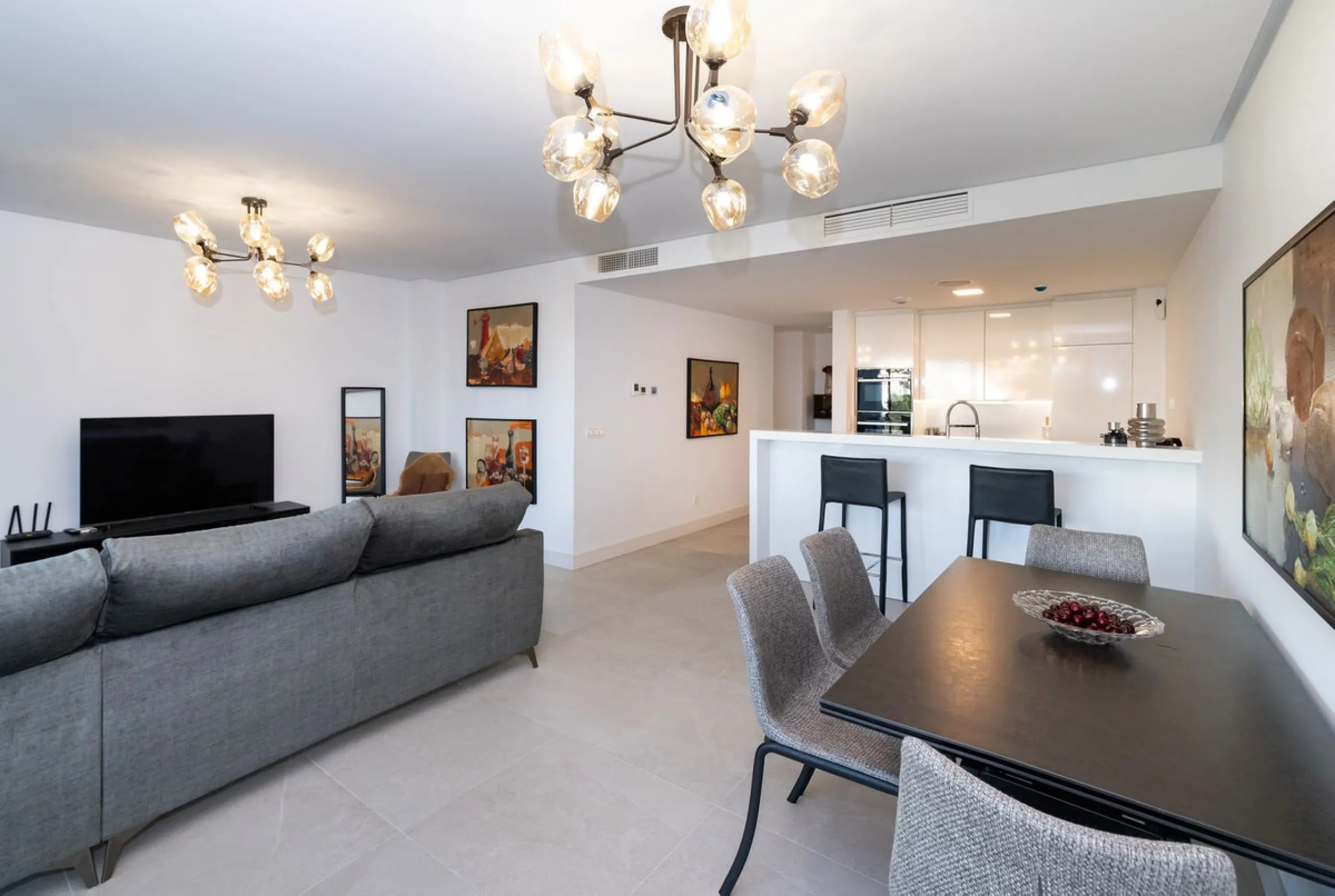 Luxurious apartment located in the coveted enclave of Artola Alta, just a few minutes from the beach and Puerto de Cabopino. The main attraction of this home is its privileged location in a luxury complex with a gym and outdoor pool, indoor pool, children
