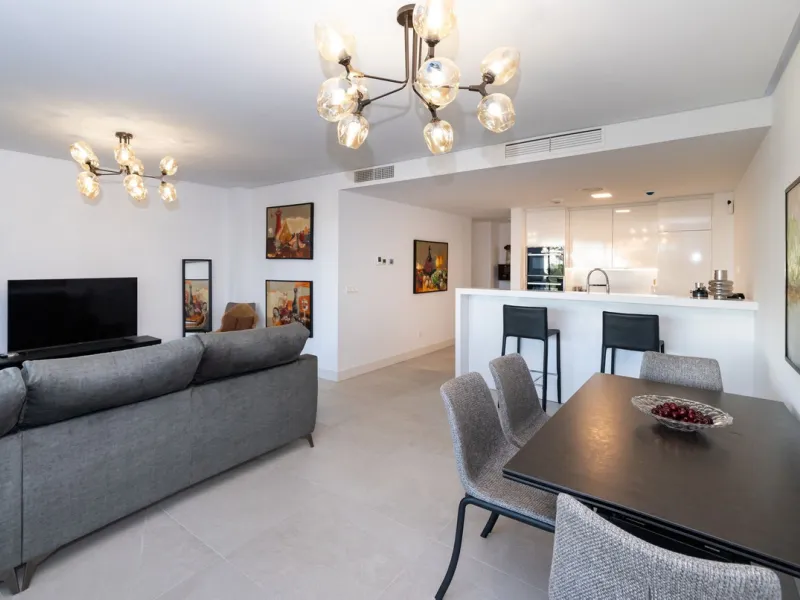 Luxurious apartment located in the coveted enclave of Artola Alta, just a few minutes from the beach and Puerto de Cabopino. The main attraction of this home is its privileged location in a luxury complex with a gym and outdoor pool, indoor pool, children
