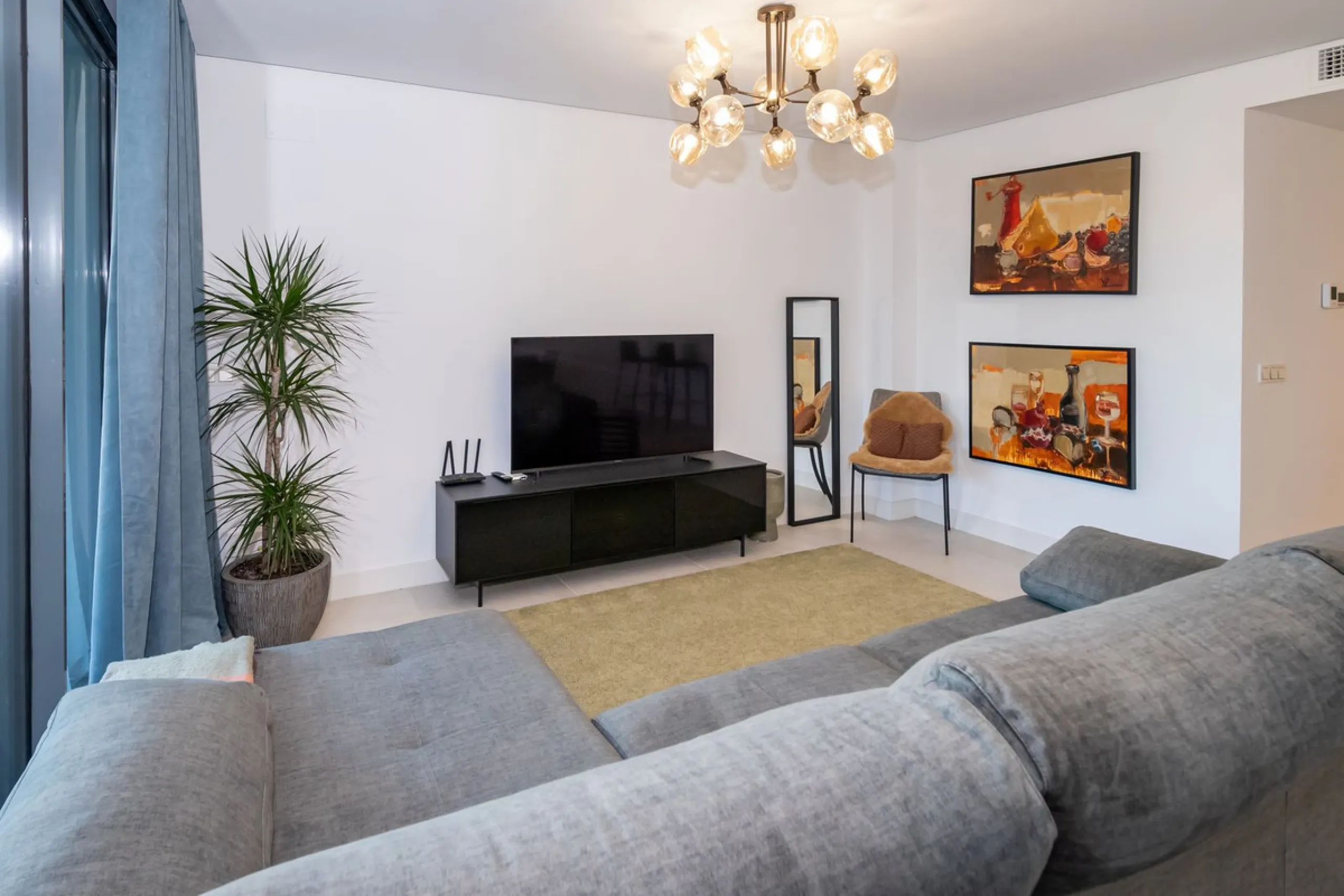 Luxurious apartment located in the coveted enclave of Artola Alta, just a few minutes from the beach and Puerto de Cabopino. The main attraction of this home is its privileged location in a luxury complex with a gym and outdoor pool, indoor pool, children
