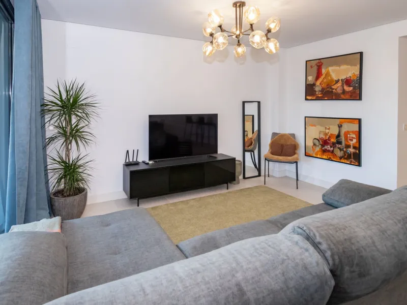 Luxurious apartment located in the coveted enclave of Artola Alta, just a few minutes from the beach and Puerto de Cabopino. The main attraction of this home is its privileged location in a luxury complex with a gym and outdoor pool, indoor pool, children