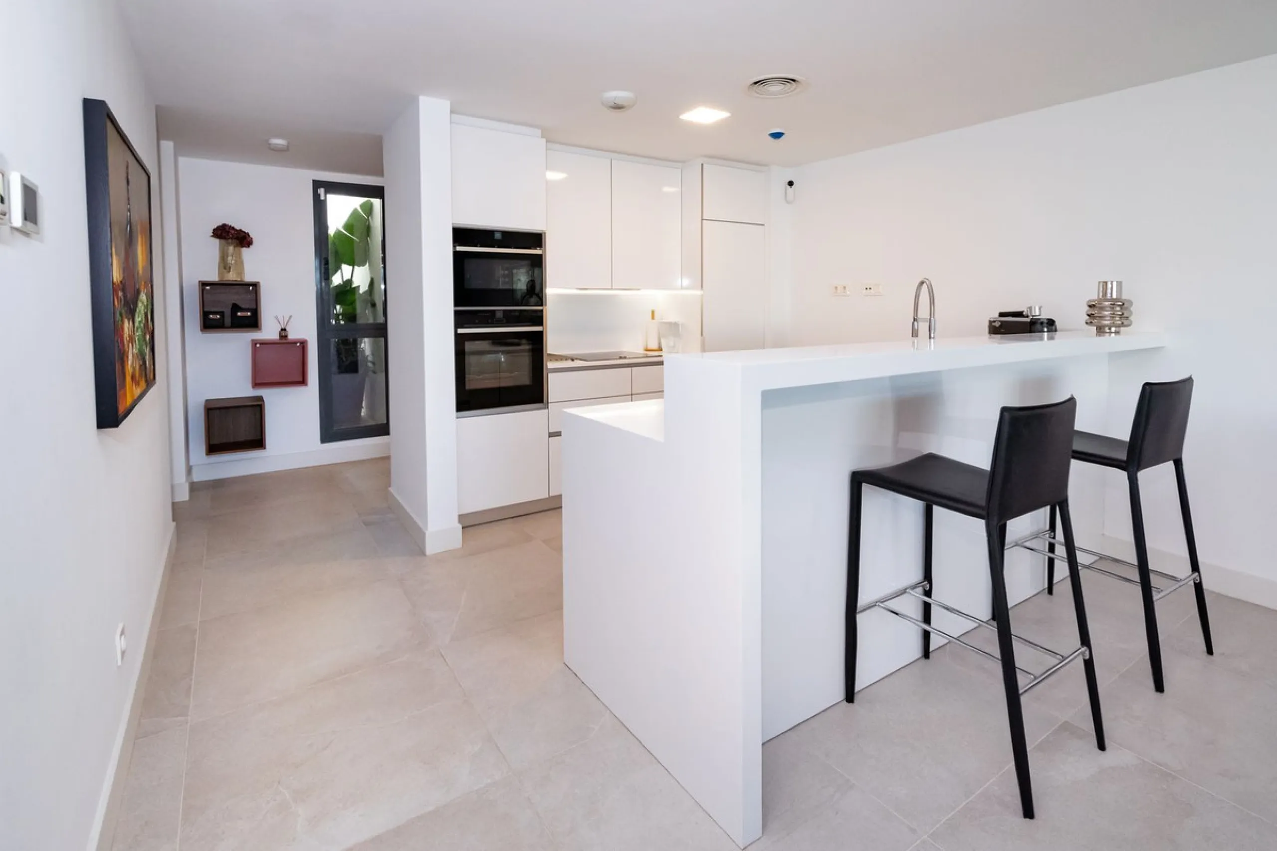 Luxurious apartment located in the coveted enclave of Artola Alta, just a few minutes from the beach and Puerto de Cabopino. The main attraction of this home is its privileged location in a luxury complex with a gym and outdoor pool, indoor pool, children