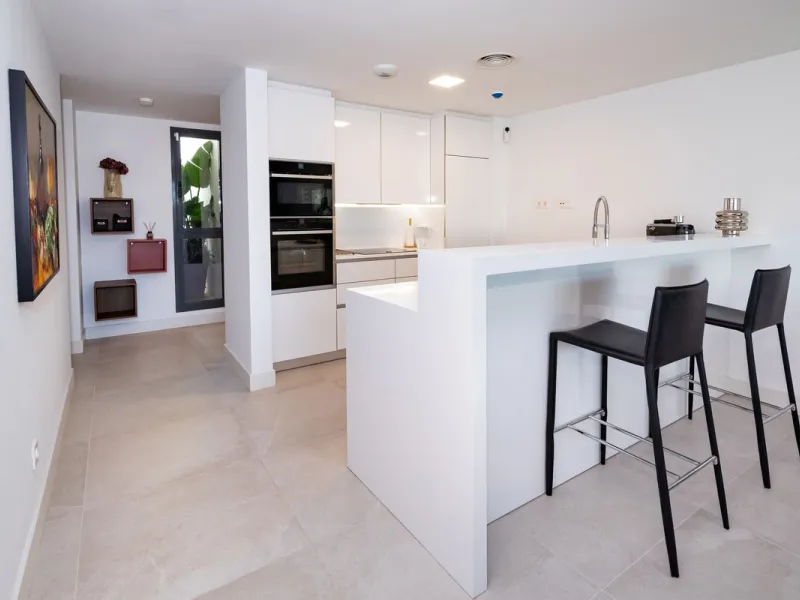 Luxurious apartment located in the coveted enclave of Artola Alta, just a few minutes from the beach and Puerto de Cabopino. The main attraction of this home is its privileged location in a luxury complex with a gym and outdoor pool, indoor pool, children