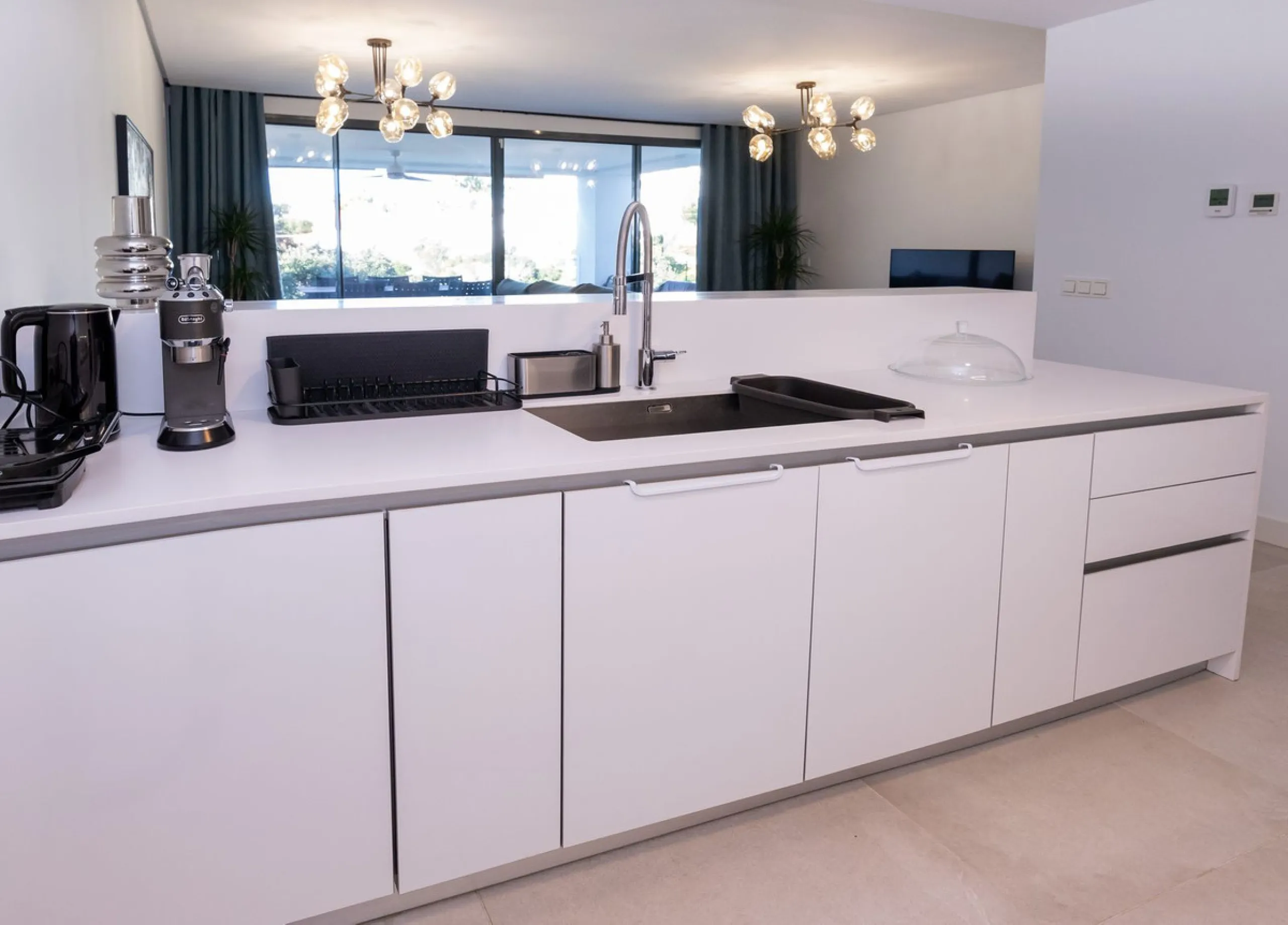 Luxurious apartment located in the coveted enclave of Artola Alta, just a few minutes from the beach and Puerto de Cabopino. The main attraction of this home is its privileged location in a luxury complex with a gym and outdoor pool, indoor pool, children