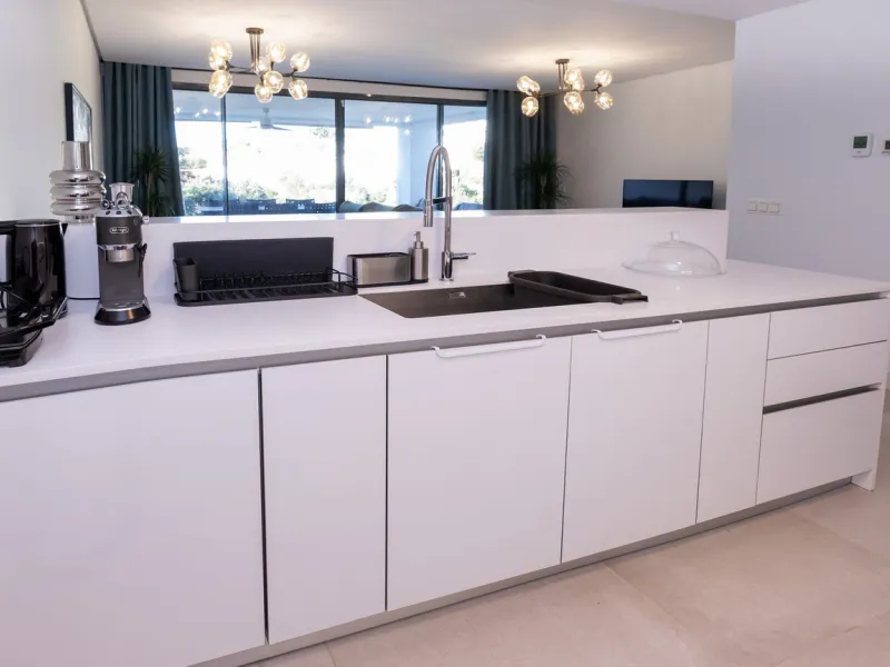 Luxurious apartment located in the coveted enclave of Artola Alta, just a few minutes from the beach and Puerto de Cabopino. The main attraction of this home is its privileged location in a luxury complex with a gym and outdoor pool, indoor pool, children