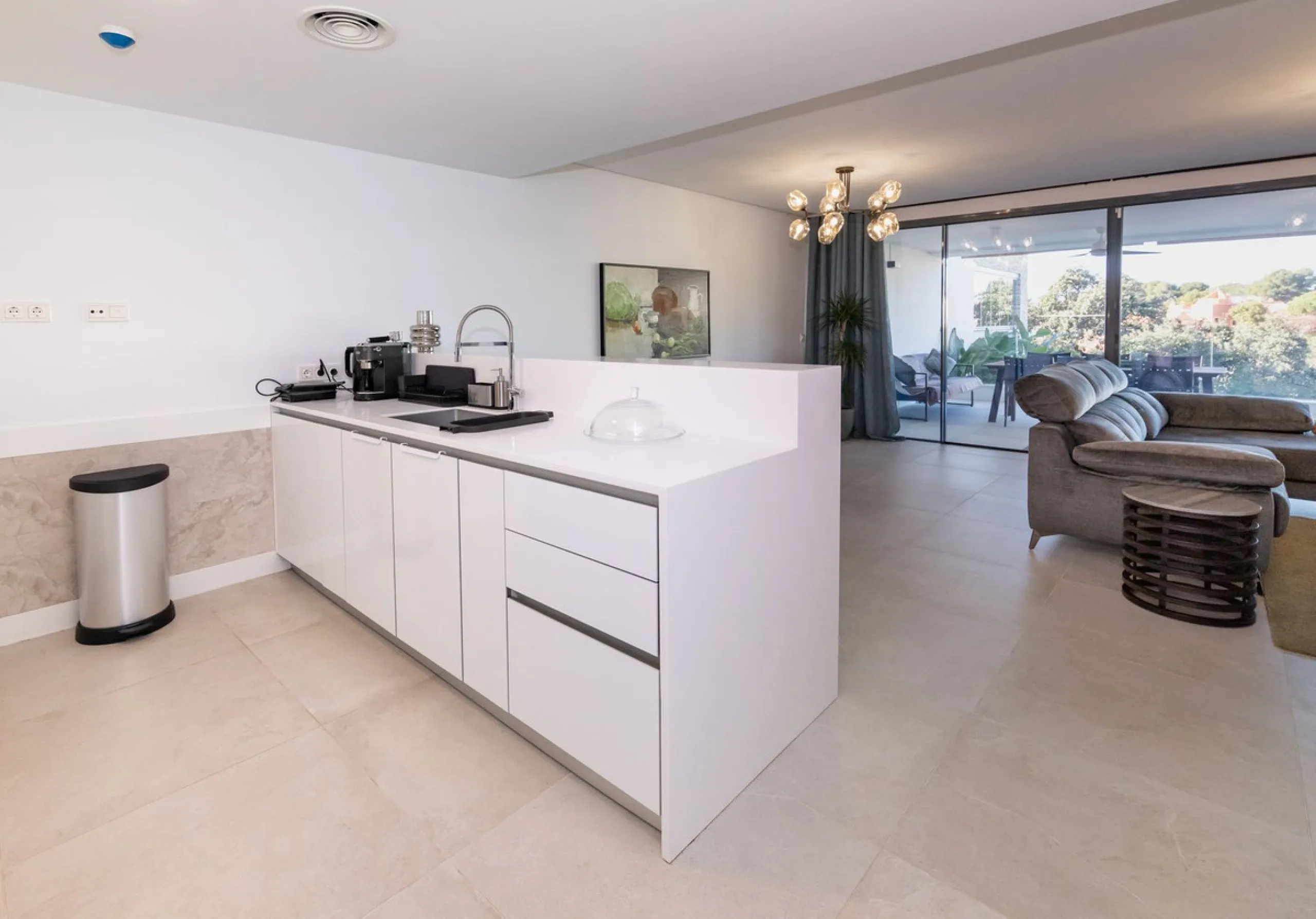 Luxurious apartment located in the coveted enclave of Artola Alta, just a few minutes from the beach and Puerto de Cabopino. The main attraction of this home is its privileged location in a luxury complex with a gym and outdoor pool, indoor pool, children