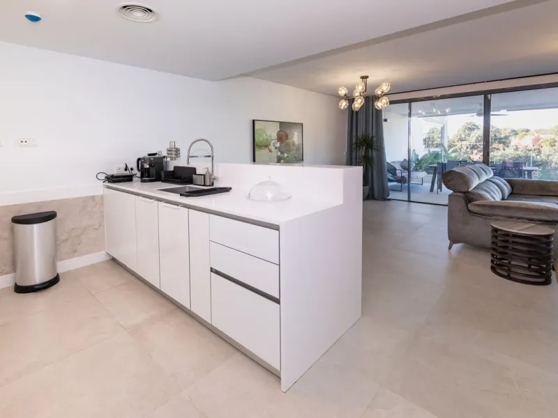 Luxurious apartment located in the coveted enclave of Artola Alta, just a few minutes from the beach and Puerto de Cabopino. The main attraction of this home is its privileged location in a luxury complex with a gym and outdoor pool, indoor pool, children