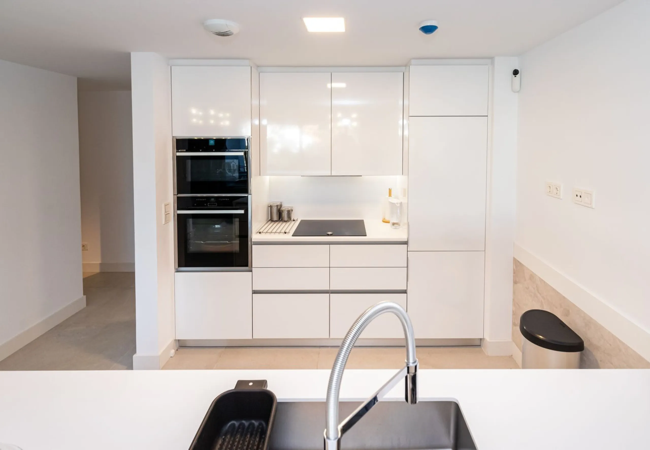 Luxurious apartment located in the coveted enclave of Artola Alta, just a few minutes from the beach and Puerto de Cabopino. The main attraction of this home is its privileged location in a luxury complex with a gym and outdoor pool, indoor pool, children