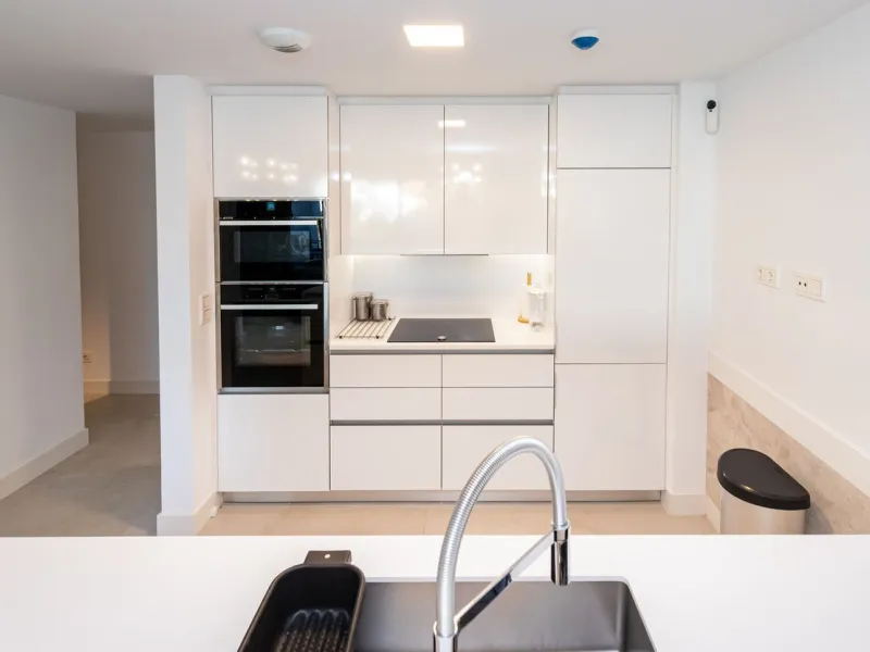Luxurious apartment located in the coveted enclave of Artola Alta, just a few minutes from the beach and Puerto de Cabopino. The main attraction of this home is its privileged location in a luxury complex with a gym and outdoor pool, indoor pool, children