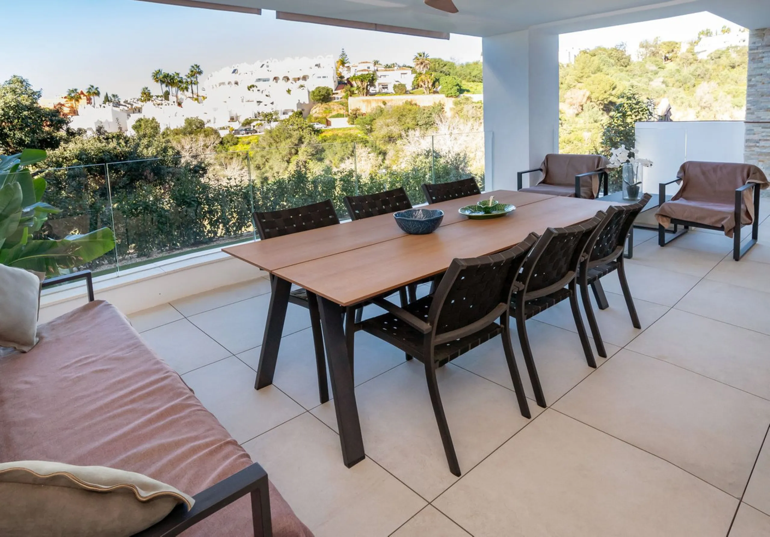 Luxurious apartment located in the coveted enclave of Artola Alta, just a few minutes from the beach and Puerto de Cabopino. The main attraction of this home is its privileged location in a luxury complex with a gym and outdoor pool, indoor pool, children