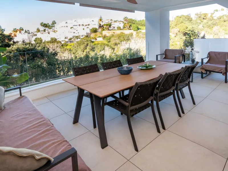Luxurious apartment located in the coveted enclave of Artola Alta, just a few minutes from the beach and Puerto de Cabopino. The main attraction of this home is its privileged location in a luxury complex with a gym and outdoor pool, indoor pool, children