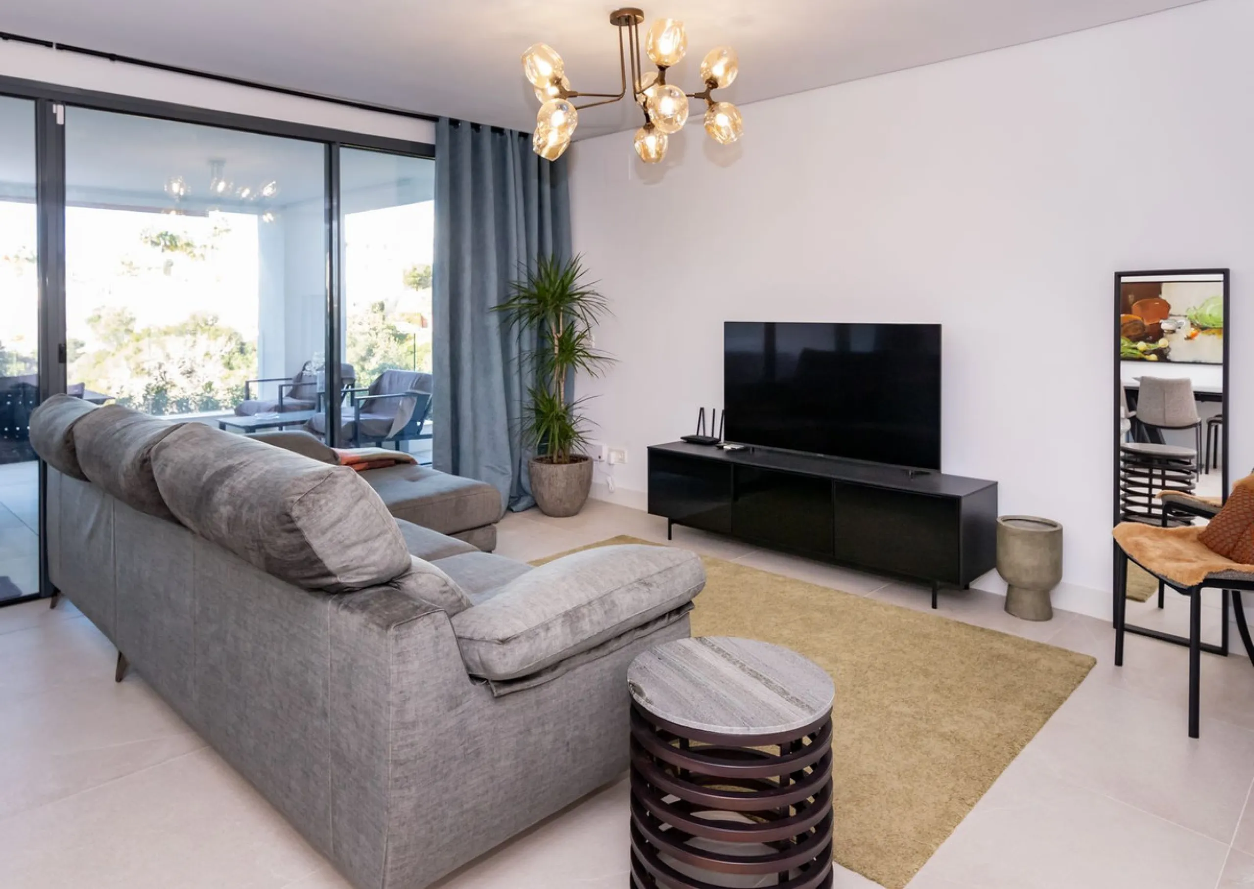 Luxurious apartment located in the coveted enclave of Artola Alta, just a few minutes from the beach and Puerto de Cabopino. The main attraction of this home is its privileged location in a luxury complex with a gym and outdoor pool, indoor pool, children