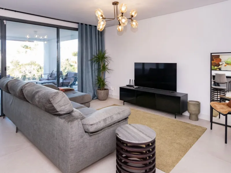 Luxurious apartment located in the coveted enclave of Artola Alta, just a few minutes from the beach and Puerto de Cabopino. The main attraction of this home is its privileged location in a luxury complex with a gym and outdoor pool, indoor pool, children