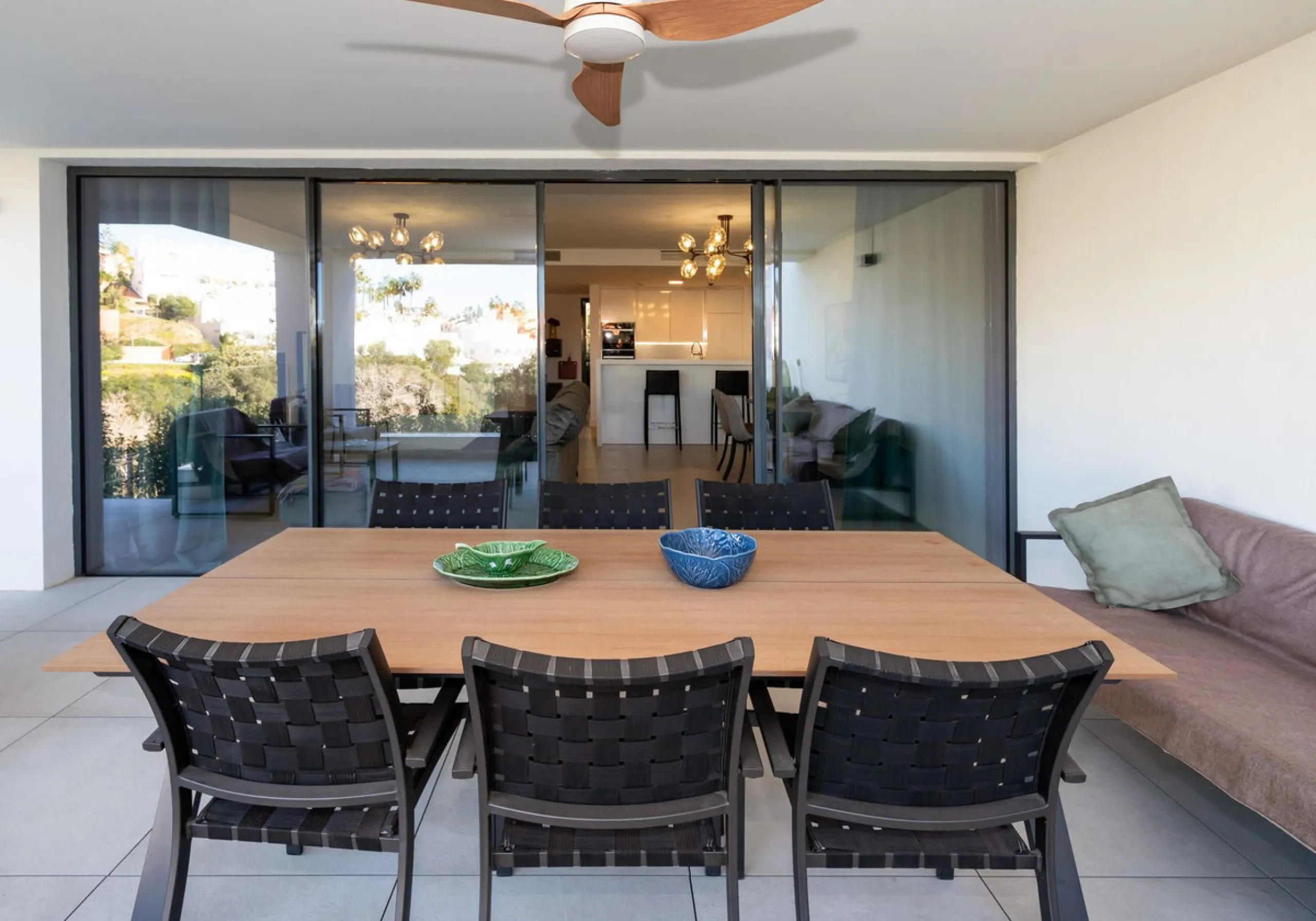 Luxurious apartment located in the coveted enclave of Artola Alta, just a few minutes from the beach and Puerto de Cabopino. The main attraction of this home is its privileged location in a luxury complex with a gym and outdoor pool, indoor pool, children