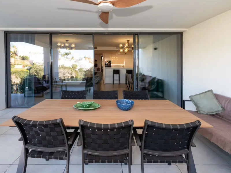 Luxurious apartment located in the coveted enclave of Artola Alta, just a few minutes from the beach and Puerto de Cabopino. The main attraction of this home is its privileged location in a luxury complex with a gym and outdoor pool, indoor pool, children