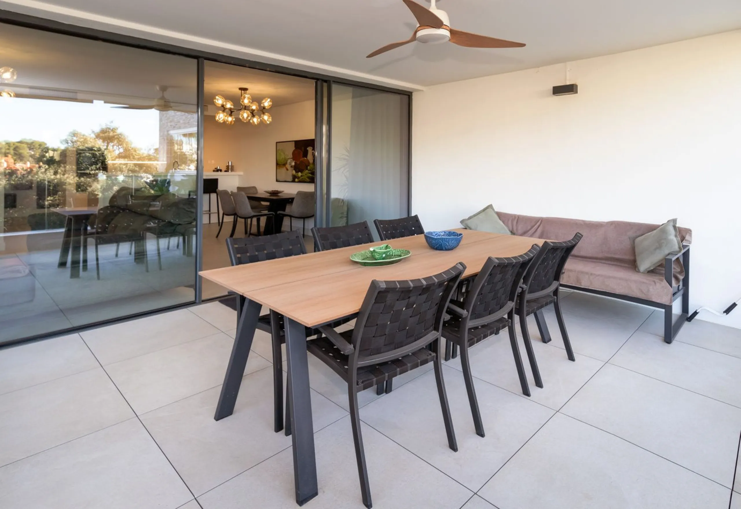 Luxurious apartment located in the coveted enclave of Artola Alta, just a few minutes from the beach and Puerto de Cabopino. The main attraction of this home is its privileged location in a luxury complex with a gym and outdoor pool, indoor pool, children