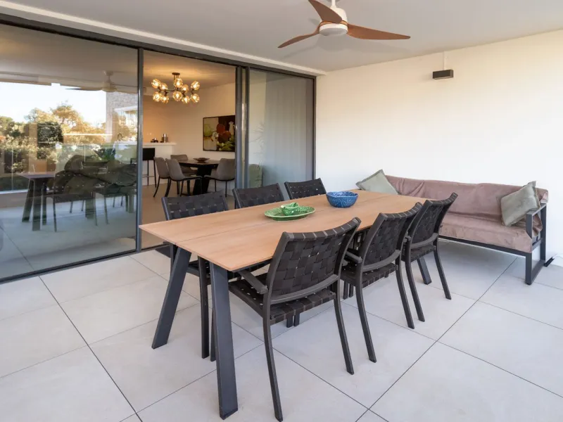 Luxurious apartment located in the coveted enclave of Artola Alta, just a few minutes from the beach and Puerto de Cabopino. The main attraction of this home is its privileged location in a luxury complex with a gym and outdoor pool, indoor pool, children