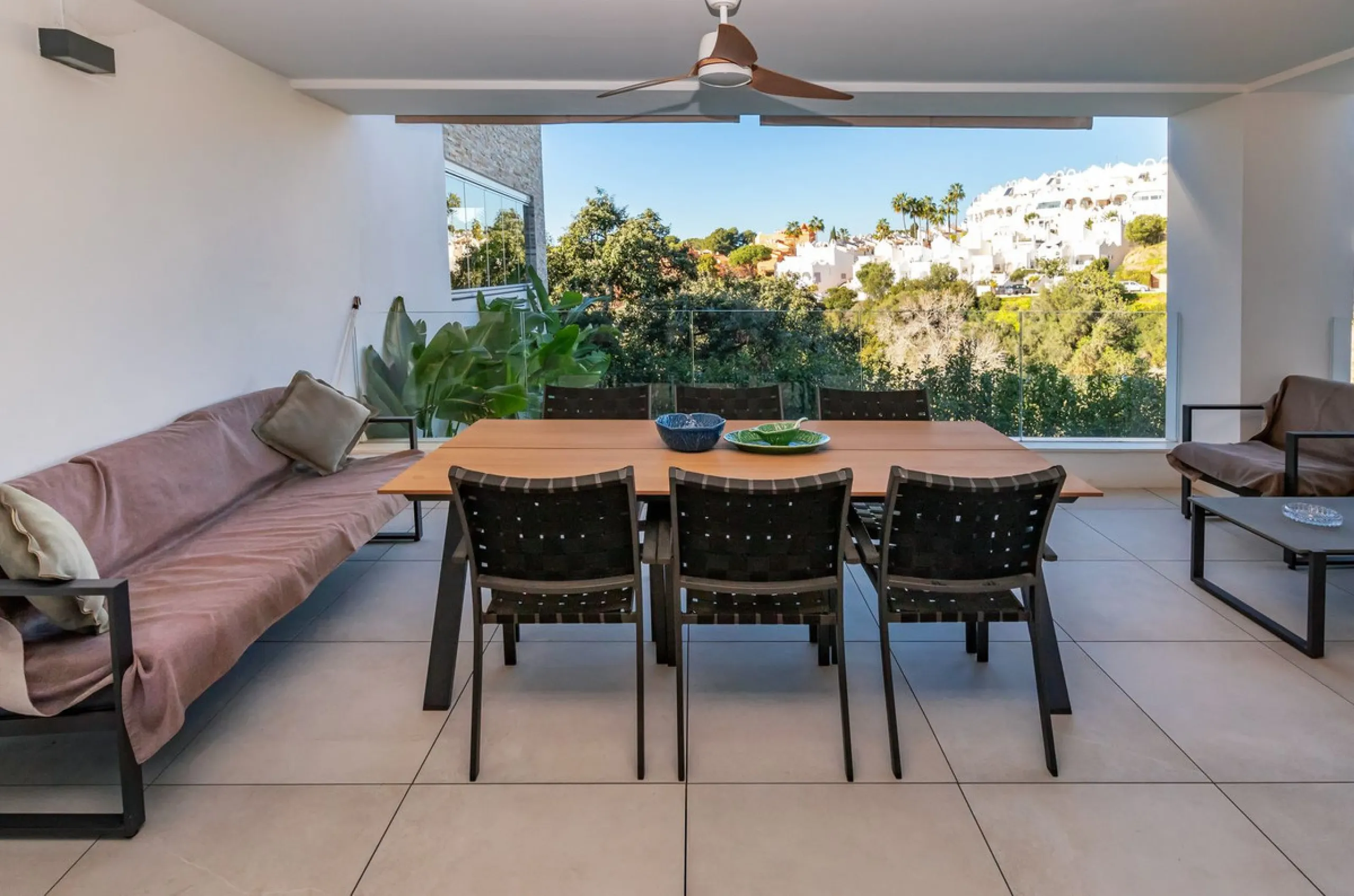Luxurious apartment located in the coveted enclave of Artola Alta, just a few minutes from the beach and Puerto de Cabopino. The main attraction of this home is its privileged location in a luxury complex with a gym and outdoor pool, indoor pool, children