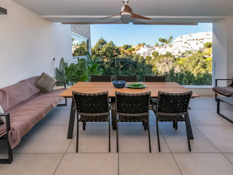 Luxurious apartment located in the coveted enclave of Artola Alta, just a few minutes from the beach and Puerto de Cabopino. The main attraction of this home is its privileged location in a luxury complex with a gym and outdoor pool, indoor pool, children