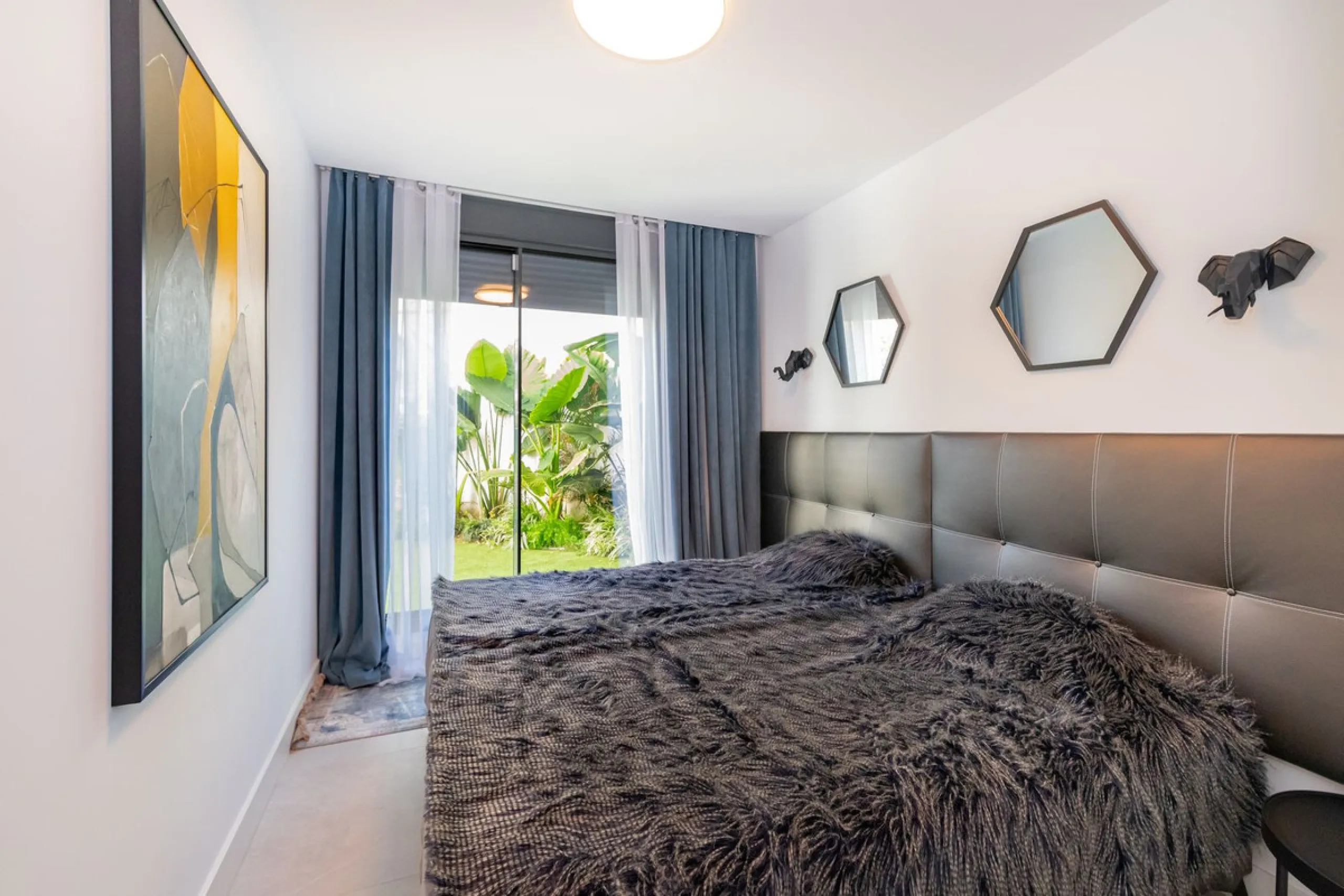 Luxurious apartment located in the coveted enclave of Artola Alta, just a few minutes from the beach and Puerto de Cabopino. The main attraction of this home is its privileged location in a luxury complex with a gym and outdoor pool, indoor pool, children