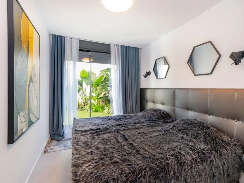 Luxurious apartment located in the coveted enclave of Artola Alta, just a few minutes from the beach and Puerto de Cabopino. The main attraction of this home is its privileged location in a luxury complex with a gym and outdoor pool, indoor pool, children