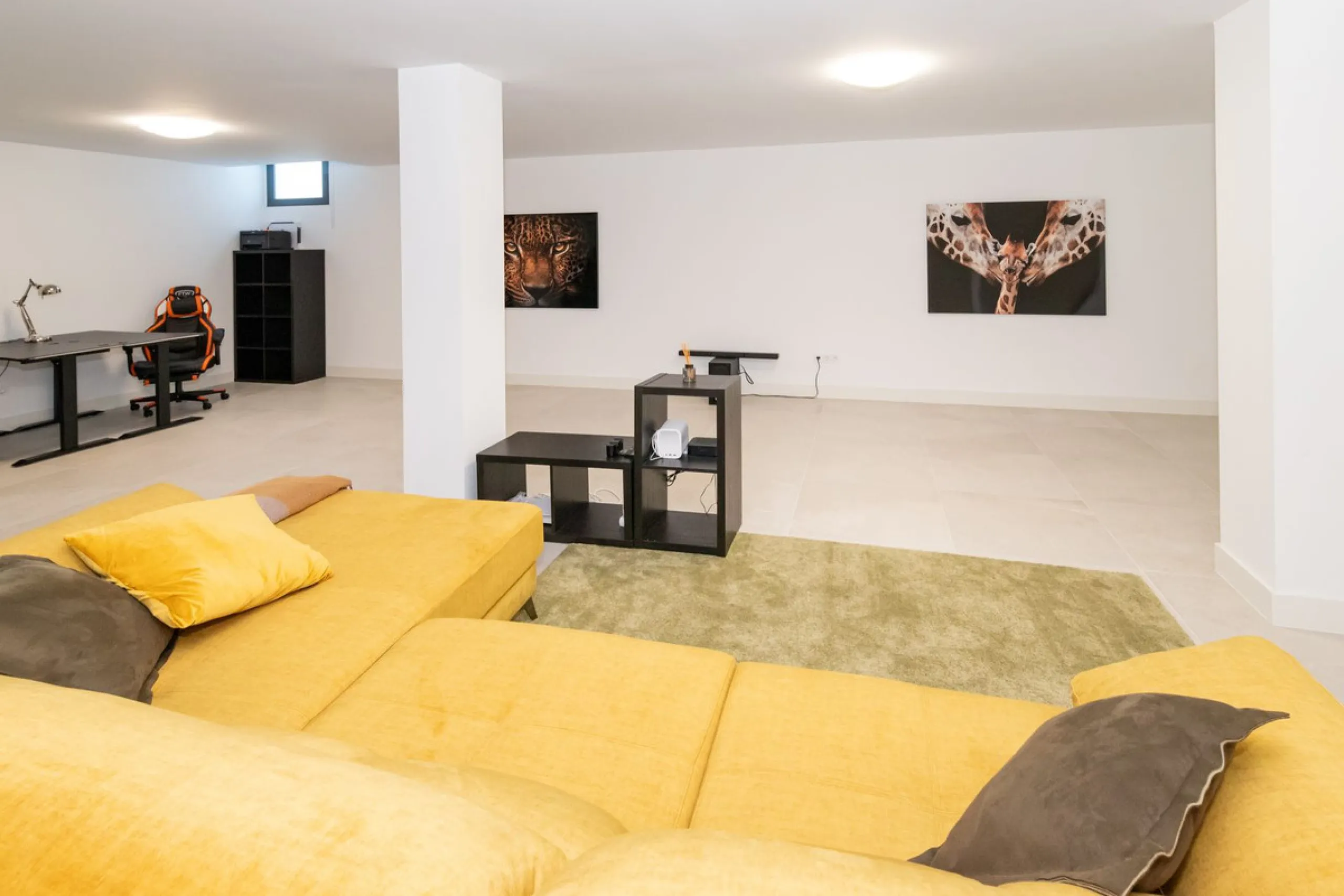 Luxurious apartment located in the coveted enclave of Artola Alta, just a few minutes from the beach and Puerto de Cabopino. The main attraction of this home is its privileged location in a luxury complex with a gym and outdoor pool, indoor pool, children