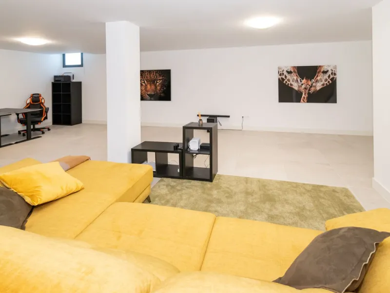 Luxurious apartment located in the coveted enclave of Artola Alta, just a few minutes from the beach and Puerto de Cabopino. The main attraction of this home is its privileged location in a luxury complex with a gym and outdoor pool, indoor pool, children