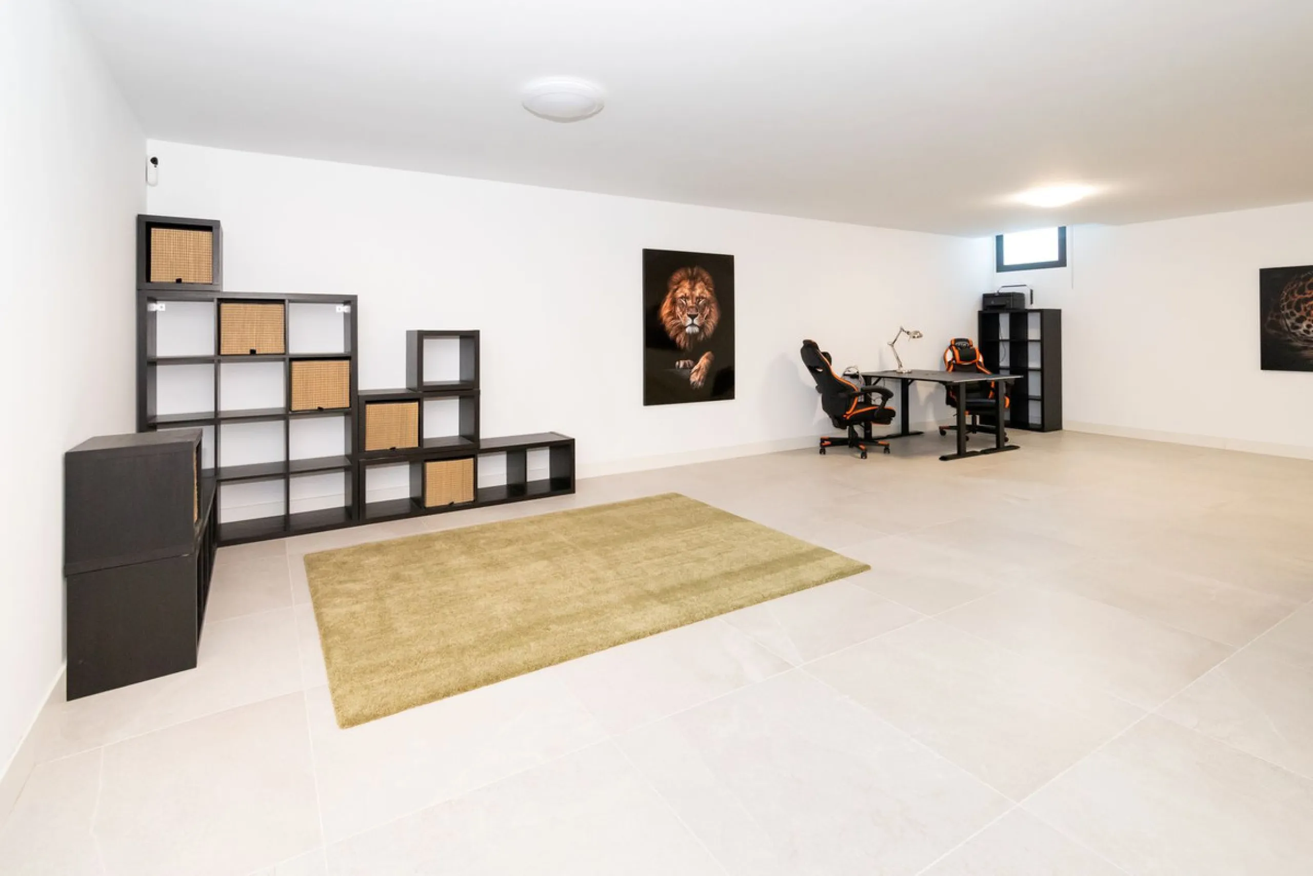 Luxurious apartment located in the coveted enclave of Artola Alta, just a few minutes from the beach and Puerto de Cabopino. The main attraction of this home is its privileged location in a luxury complex with a gym and outdoor pool, indoor pool, children