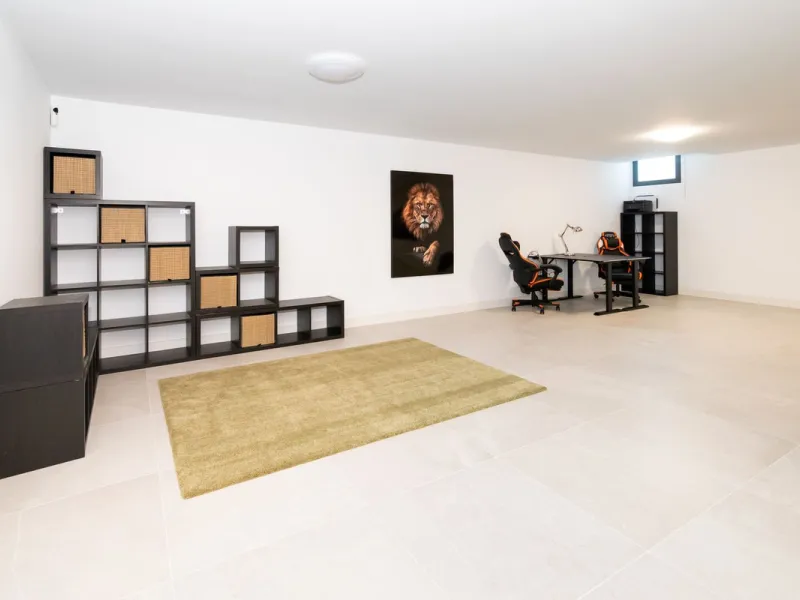 Luxurious apartment located in the coveted enclave of Artola Alta, just a few minutes from the beach and Puerto de Cabopino. The main attraction of this home is its privileged location in a luxury complex with a gym and outdoor pool, indoor pool, children