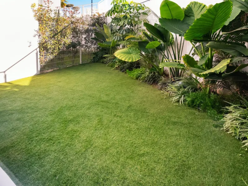 Luxurious apartment located in the coveted enclave of Artola Alta, just a few minutes from the beach and Puerto de Cabopino. The main attraction of this home is its privileged location in a luxury complex with a gym and outdoor pool, indoor pool, children