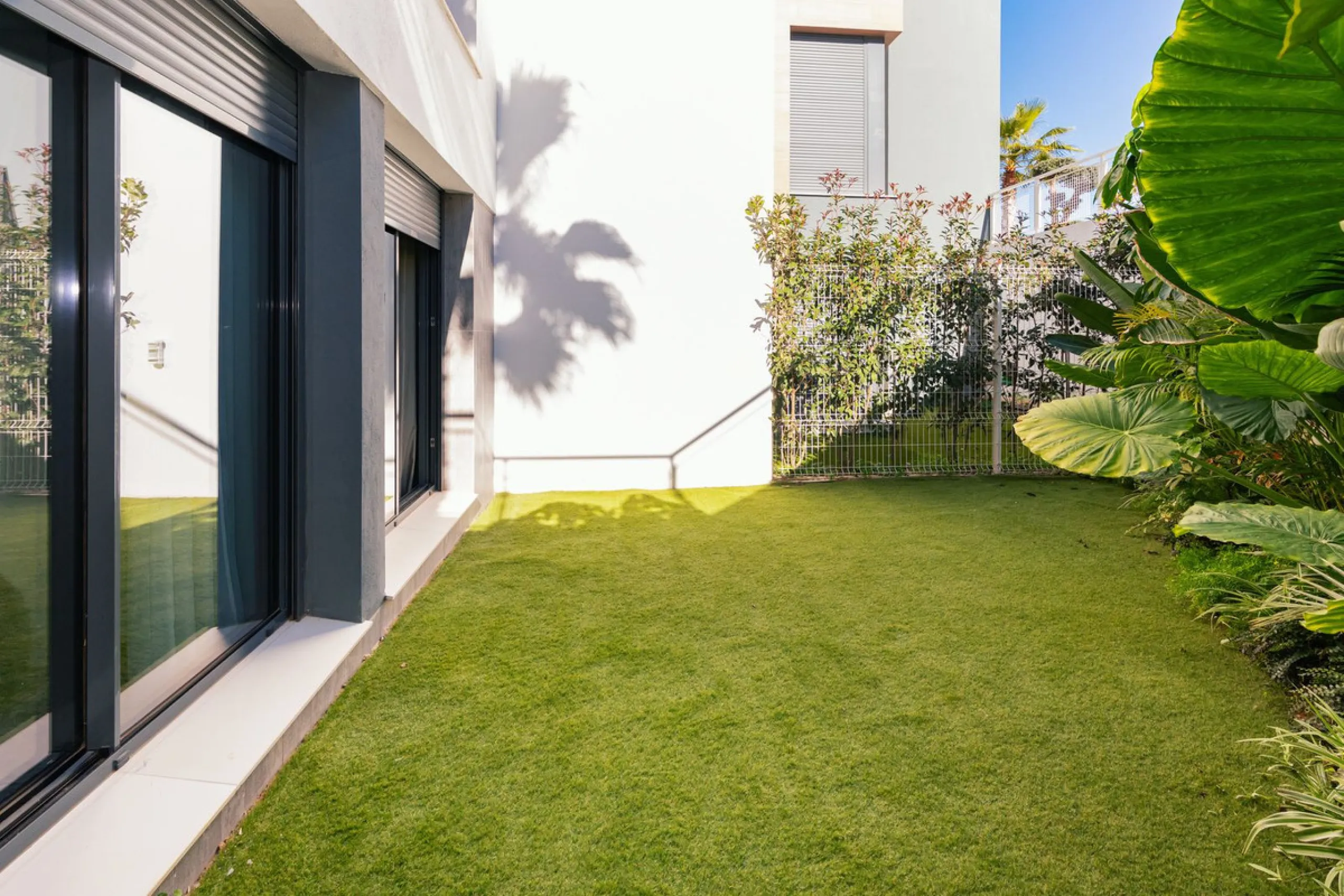 Luxurious apartment located in the coveted enclave of Artola Alta, just a few minutes from the beach and Puerto de Cabopino. The main attraction of this home is its privileged location in a luxury complex with a gym and outdoor pool, indoor pool, children