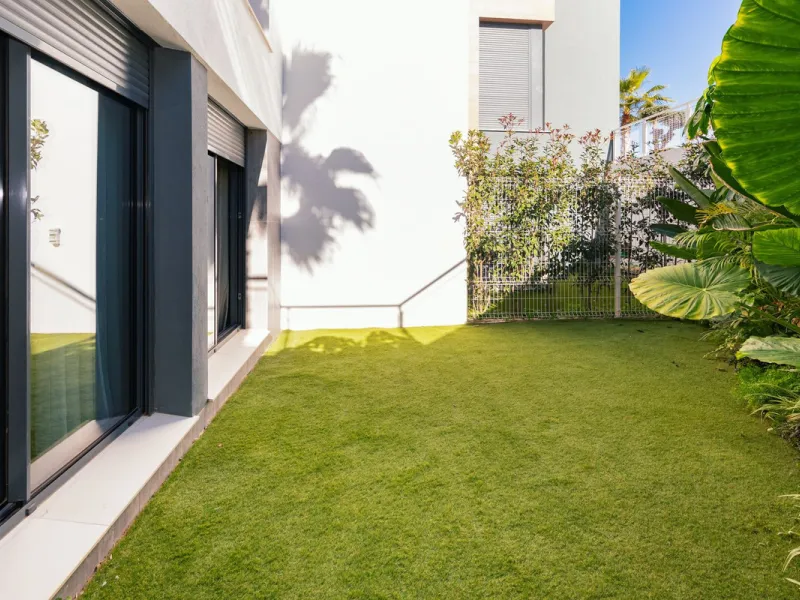 Luxurious apartment located in the coveted enclave of Artola Alta, just a few minutes from the beach and Puerto de Cabopino. The main attraction of this home is its privileged location in a luxury complex with a gym and outdoor pool, indoor pool, children