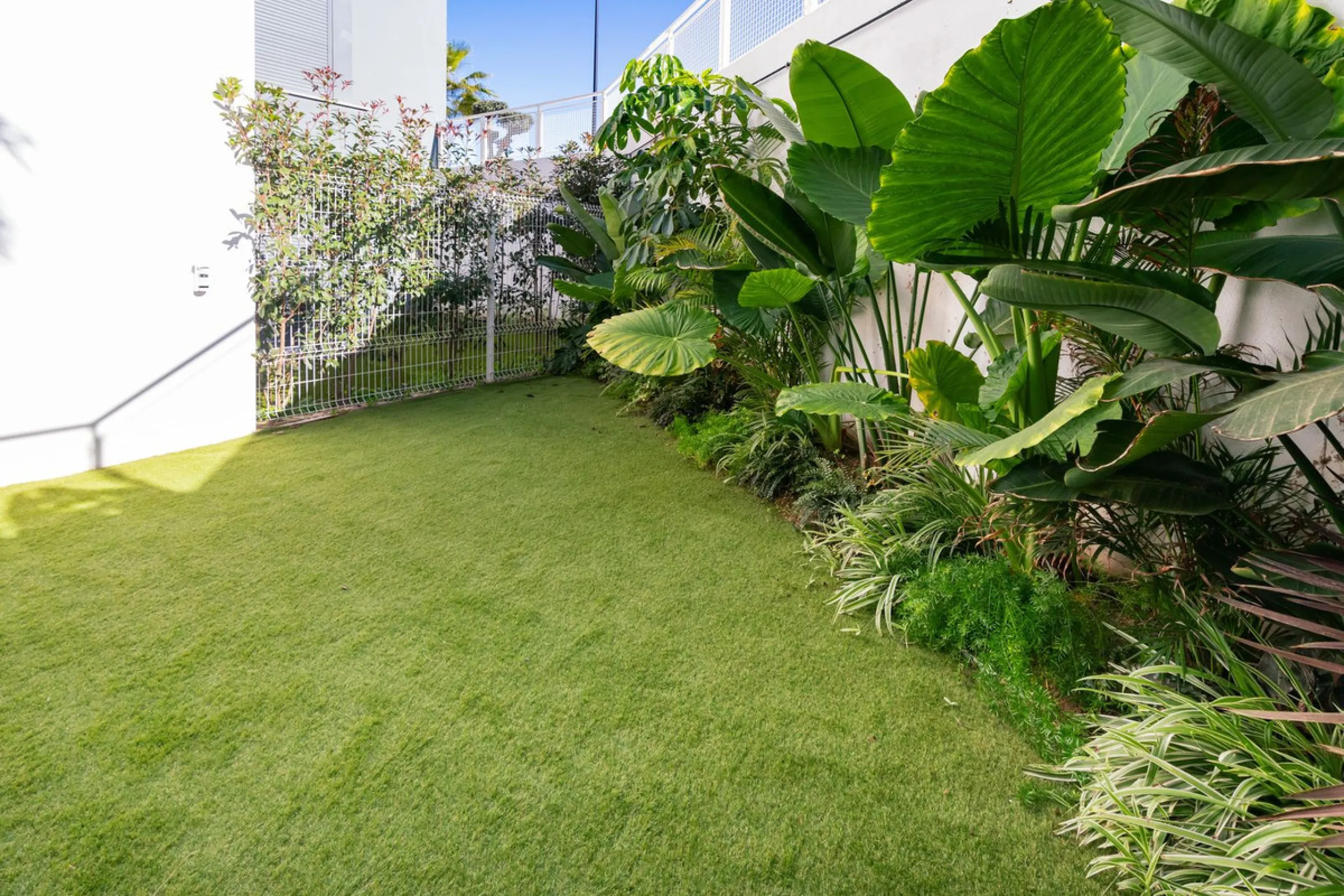 Luxurious apartment located in the coveted enclave of Artola Alta, just a few minutes from the beach and Puerto de Cabopino. The main attraction of this home is its privileged location in a luxury complex with a gym and outdoor pool, indoor pool, children