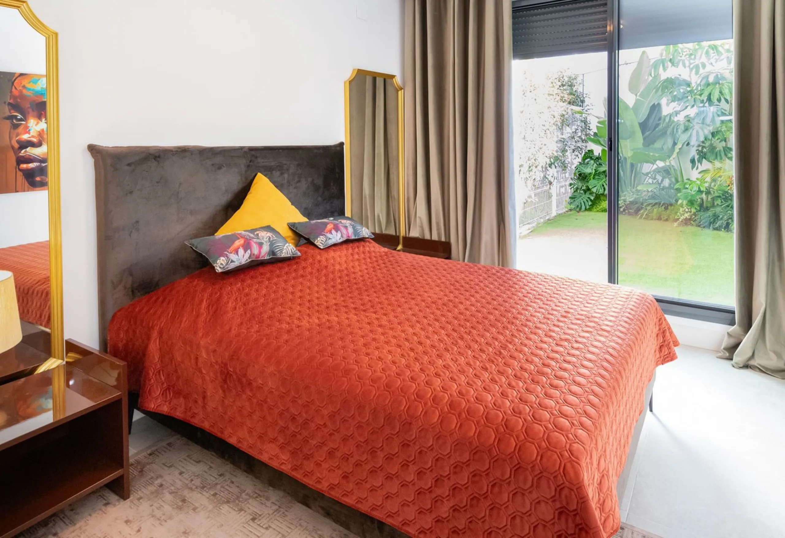 Luxurious apartment located in the coveted enclave of Artola Alta, just a few minutes from the beach and Puerto de Cabopino. The main attraction of this home is its privileged location in a luxury complex with a gym and outdoor pool, indoor pool, children
