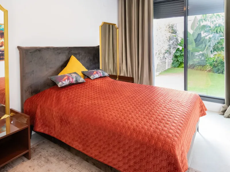 Luxurious apartment located in the coveted enclave of Artola Alta, just a few minutes from the beach and Puerto de Cabopino. The main attraction of this home is its privileged location in a luxury complex with a gym and outdoor pool, indoor pool, children