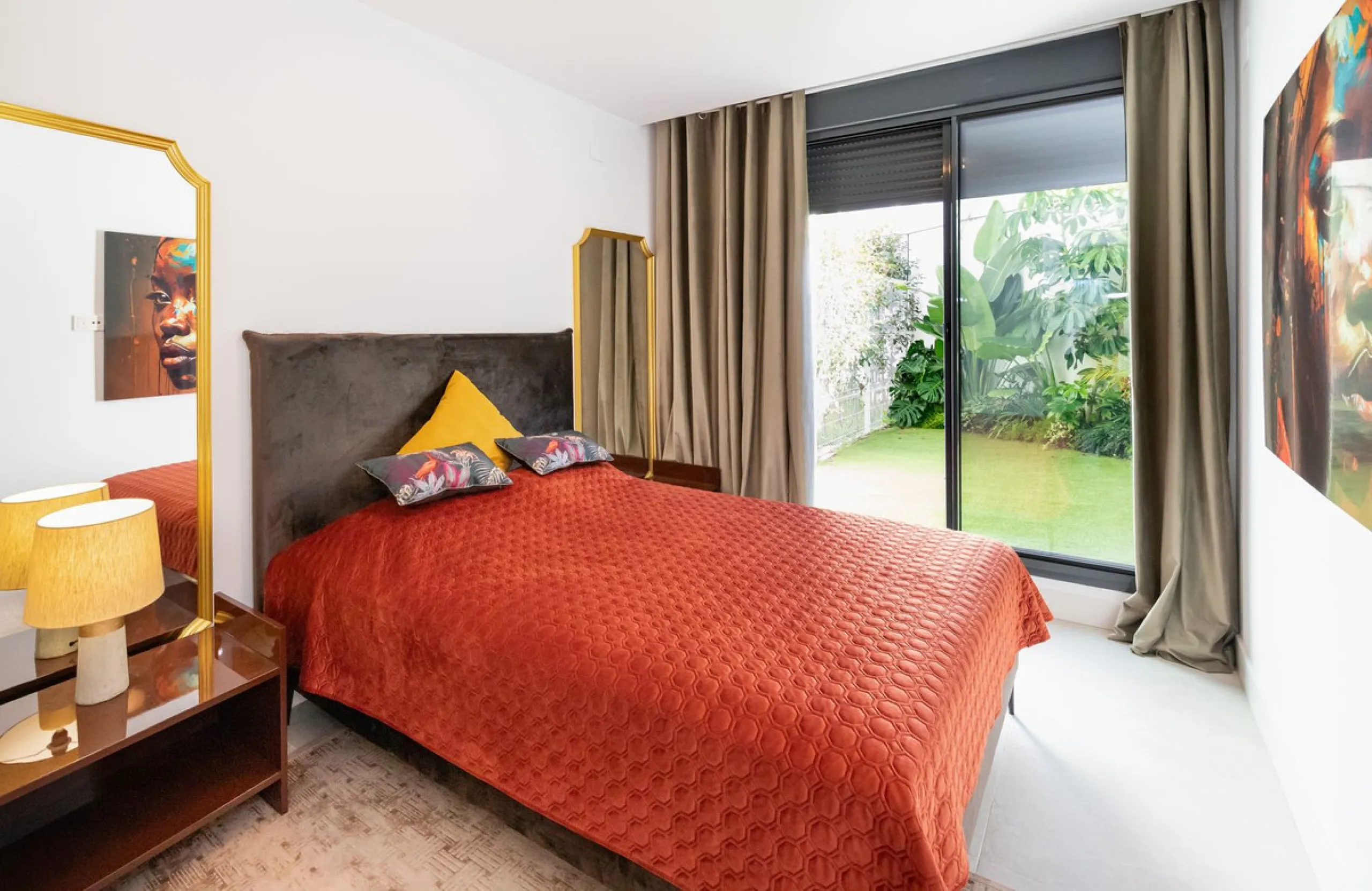 Luxurious apartment located in the coveted enclave of Artola Alta, just a few minutes from the beach and Puerto de Cabopino. The main attraction of this home is its privileged location in a luxury complex with a gym and outdoor pool, indoor pool, children