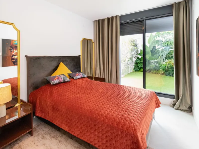 Luxurious apartment located in the coveted enclave of Artola Alta, just a few minutes from the beach and Puerto de Cabopino. The main attraction of this home is its privileged location in a luxury complex with a gym and outdoor pool, indoor pool, children