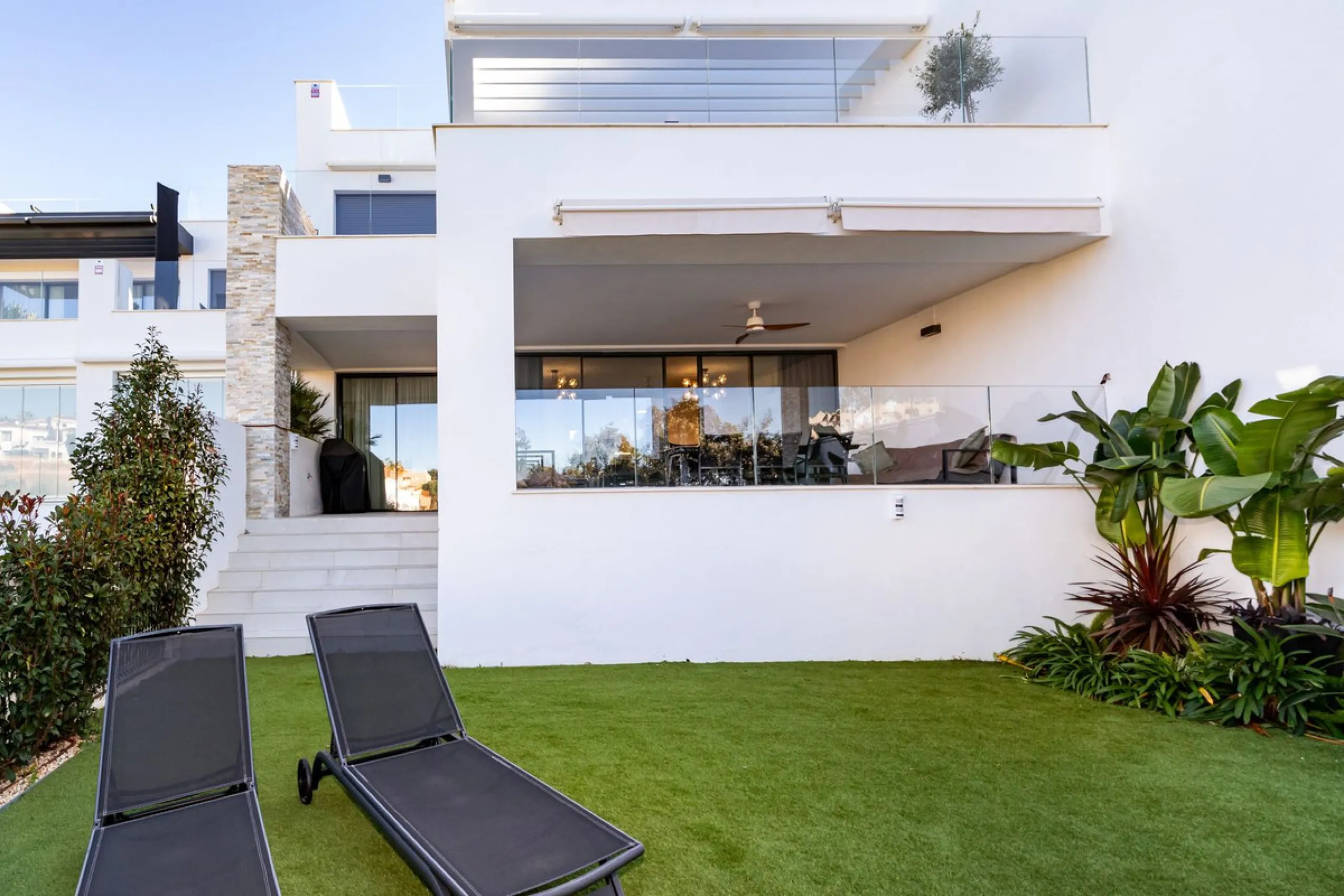 Luxurious apartment located in the coveted enclave of Artola Alta, just a few minutes from the beach and Puerto de Cabopino. The main attraction of this home is its privileged location in a luxury complex with a gym and outdoor pool, indoor pool, children
