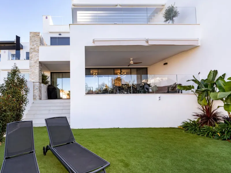 Luxurious apartment located in the coveted enclave of Artola Alta, just a few minutes from the beach and Puerto de Cabopino. The main attraction of this home is its privileged location in a luxury complex with a gym and outdoor pool, indoor pool, children