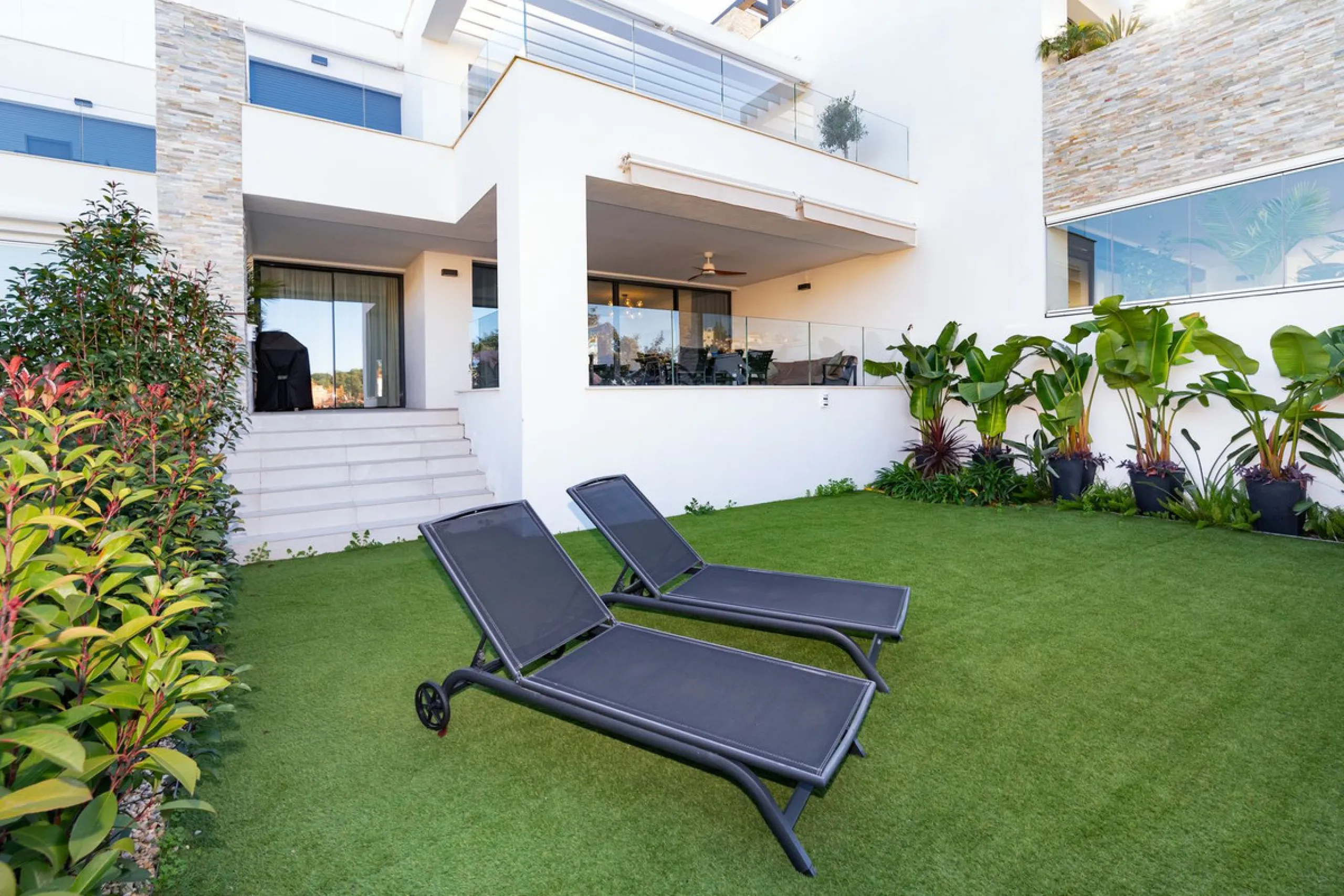 Luxurious apartment located in the coveted enclave of Artola Alta, just a few minutes from the beach and Puerto de Cabopino. The main attraction of this home is its privileged location in a luxury complex with a gym and outdoor pool, indoor pool, children