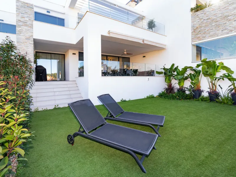 Luxurious apartment located in the coveted enclave of Artola Alta, just a few minutes from the beach and Puerto de Cabopino. The main attraction of this home is its privileged location in a luxury complex with a gym and outdoor pool, indoor pool, children