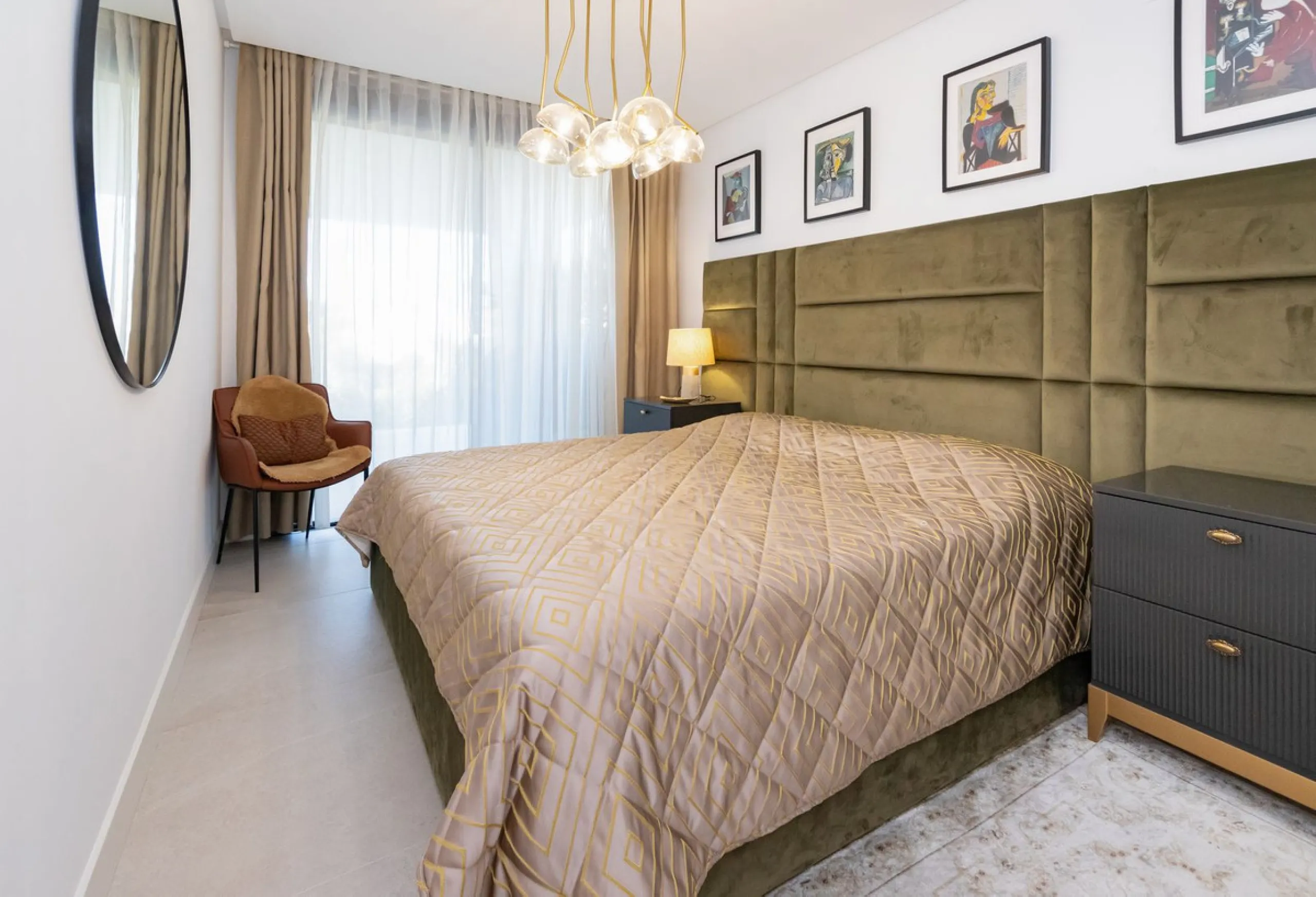 Luxurious apartment located in the coveted enclave of Artola Alta, just a few minutes from the beach and Puerto de Cabopino. The main attraction of this home is its privileged location in a luxury complex with a gym and outdoor pool, indoor pool, children