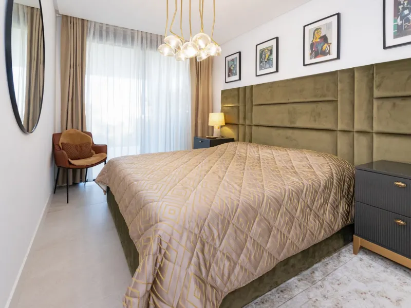 Luxurious apartment located in the coveted enclave of Artola Alta, just a few minutes from the beach and Puerto de Cabopino. The main attraction of this home is its privileged location in a luxury complex with a gym and outdoor pool, indoor pool, children
