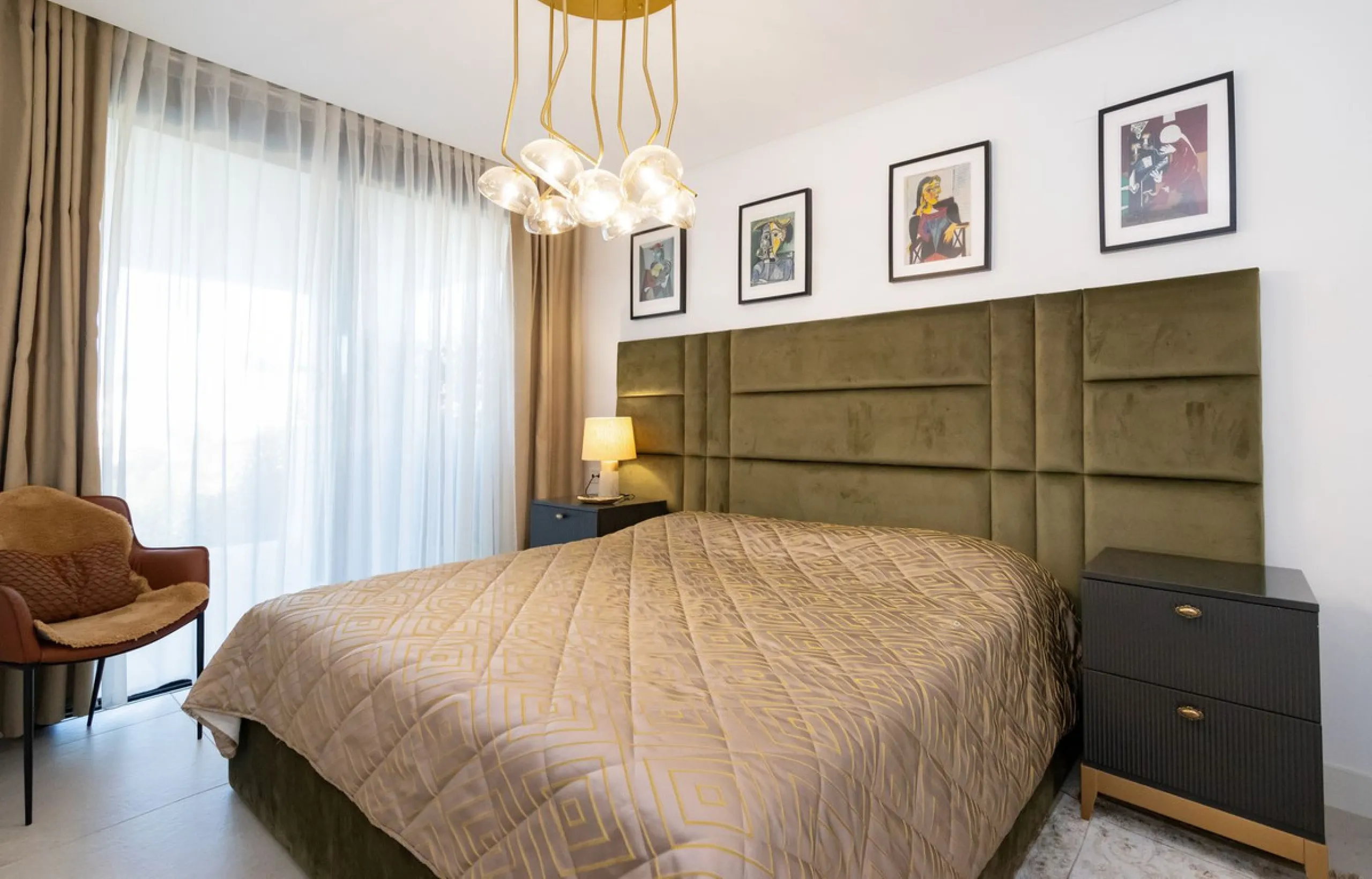 Luxurious apartment located in the coveted enclave of Artola Alta, just a few minutes from the beach and Puerto de Cabopino. The main attraction of this home is its privileged location in a luxury complex with a gym and outdoor pool, indoor pool, children