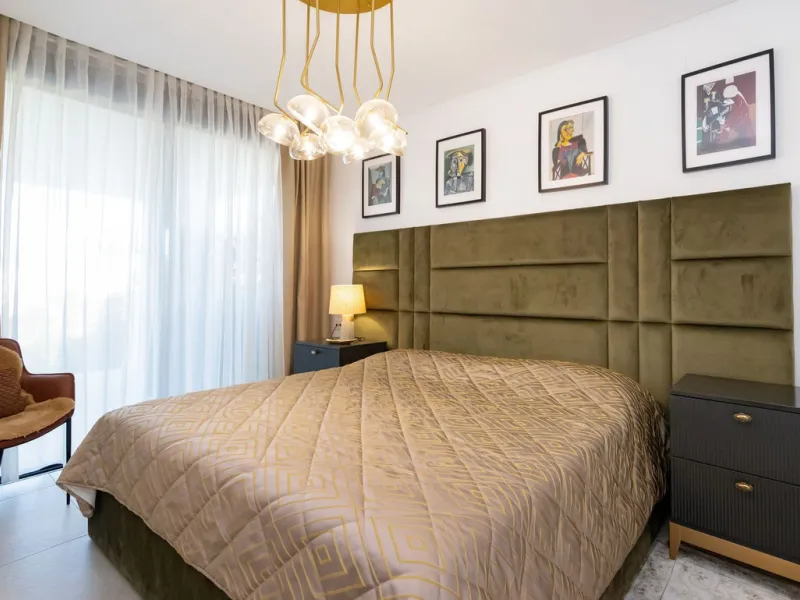 Luxurious apartment located in the coveted enclave of Artola Alta, just a few minutes from the beach and Puerto de Cabopino. The main attraction of this home is its privileged location in a luxury complex with a gym and outdoor pool, indoor pool, children