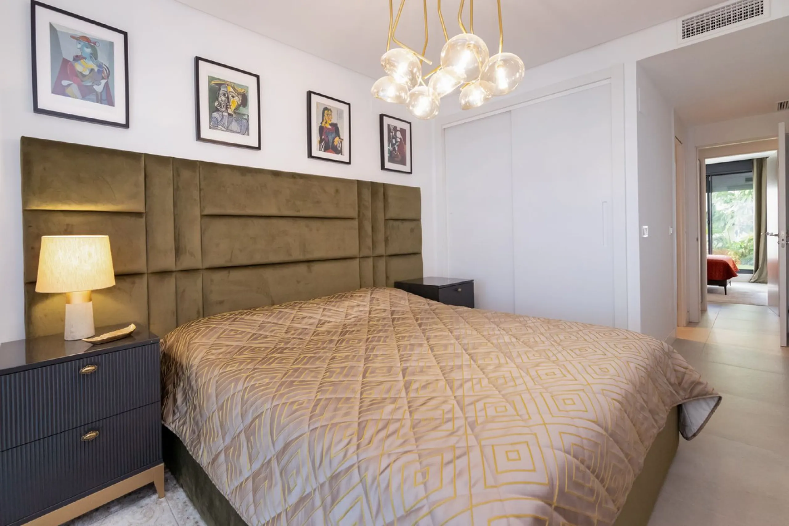 Luxurious apartment located in the coveted enclave of Artola Alta, just a few minutes from the beach and Puerto de Cabopino. The main attraction of this home is its privileged location in a luxury complex with a gym and outdoor pool, indoor pool, children