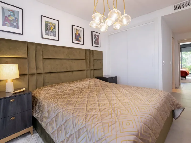 Luxurious apartment located in the coveted enclave of Artola Alta, just a few minutes from the beach and Puerto de Cabopino. The main attraction of this home is its privileged location in a luxury complex with a gym and outdoor pool, indoor pool, children