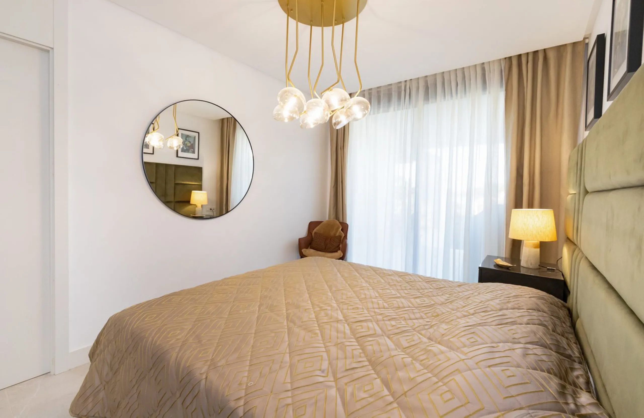 Luxurious apartment located in the coveted enclave of Artola Alta, just a few minutes from the beach and Puerto de Cabopino. The main attraction of this home is its privileged location in a luxury complex with a gym and outdoor pool, indoor pool, children
