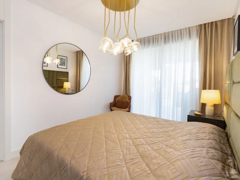 Luxurious apartment located in the coveted enclave of Artola Alta, just a few minutes from the beach and Puerto de Cabopino. The main attraction of this home is its privileged location in a luxury complex with a gym and outdoor pool, indoor pool, children