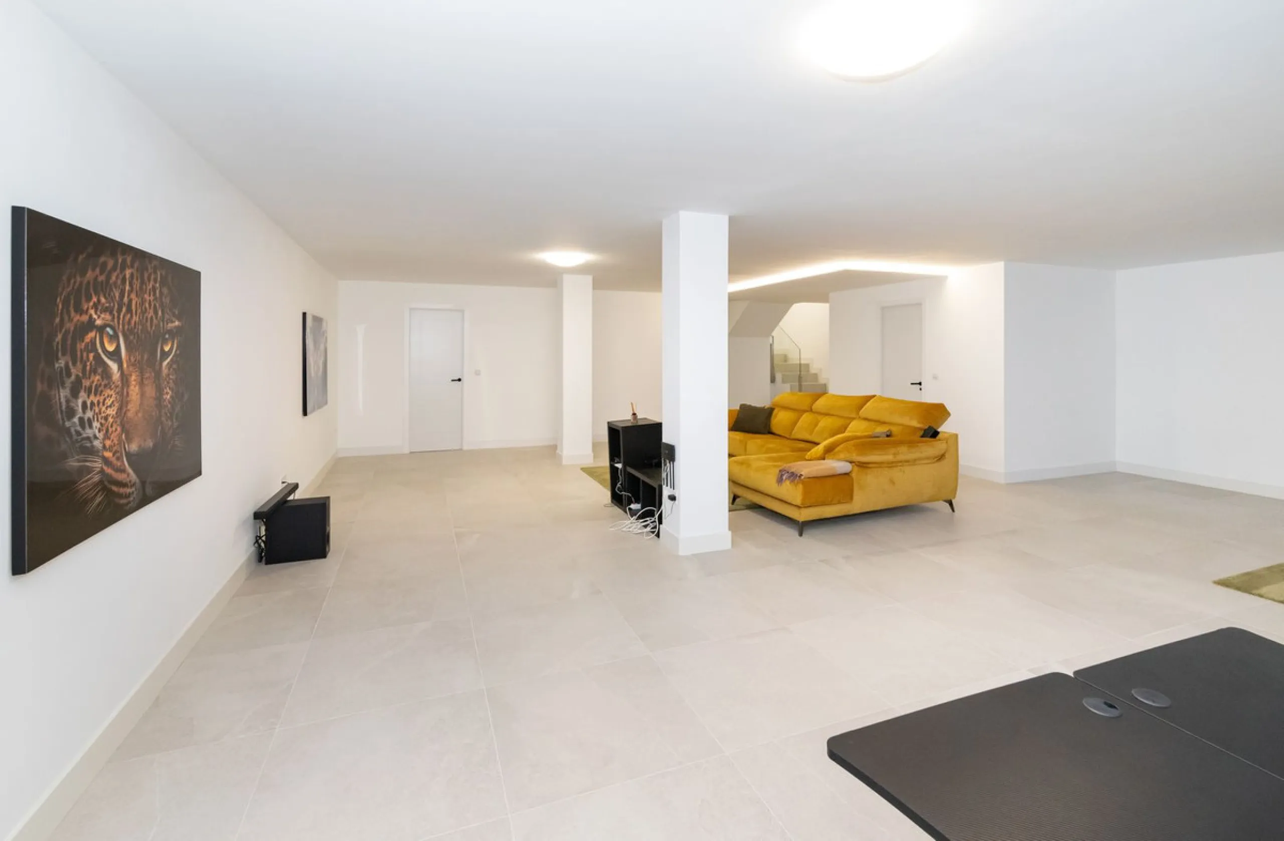 Luxurious apartment located in the coveted enclave of Artola Alta, just a few minutes from the beach and Puerto de Cabopino. The main attraction of this home is its privileged location in a luxury complex with a gym and outdoor pool, indoor pool, children